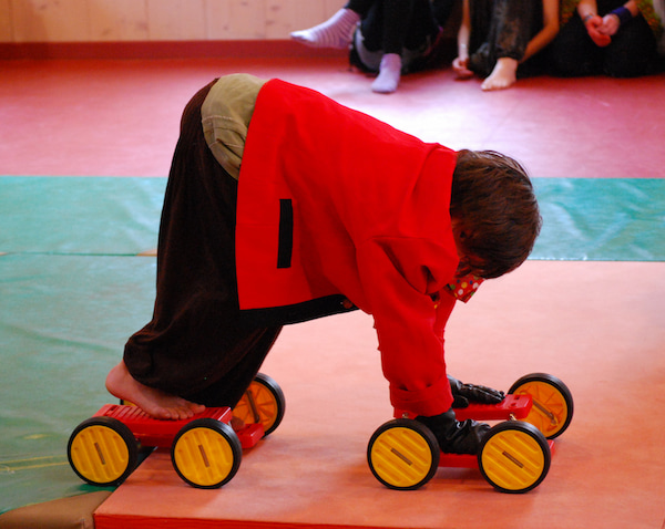 Un élève sur des pédalettes lors de l'atelier cirque à Wingen sur Moder